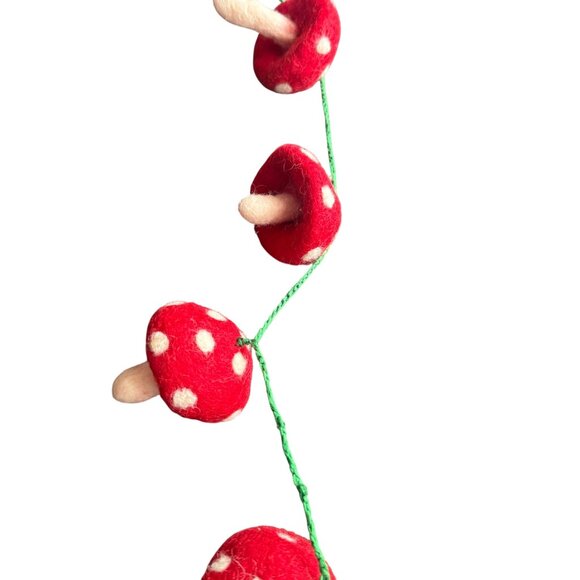 Felt Mushroom Garland With Red & White Mushrooms On Green String - Picture 3 of 3